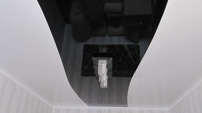 Криволинейный натяжной потолок в чёрно белых тонах