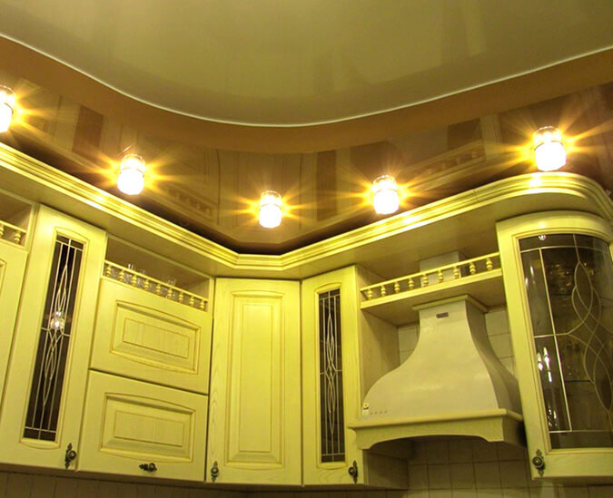 Двухровневый потолок на кухне со встроенными светильниками