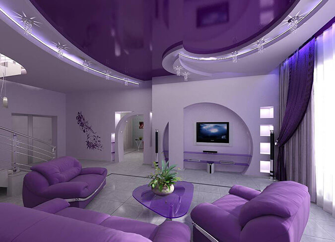 Фиолетовый натяжной потолок в зале