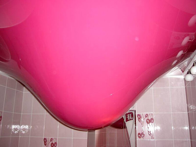 Затопили розовый потолок в ванной