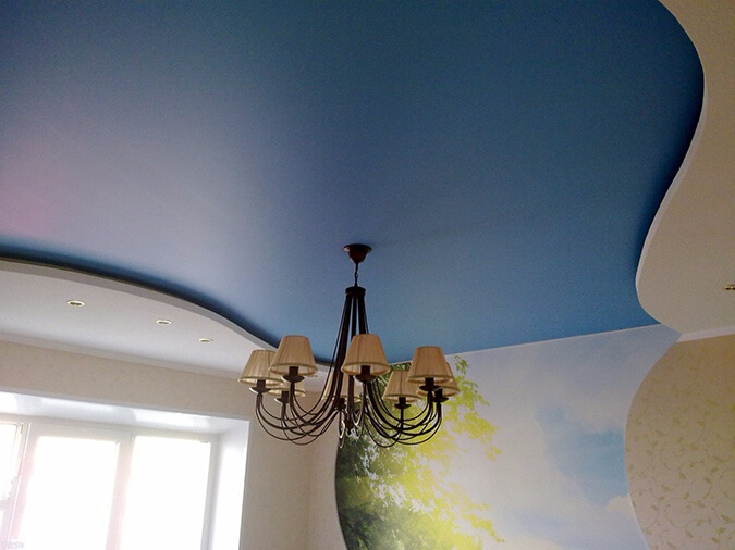 Голубой сатиновый натяжной потолок