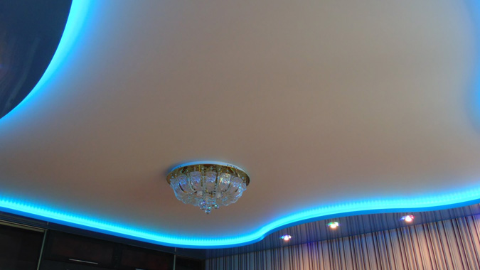 Парящий натяжной потолок с голубой подстветкой