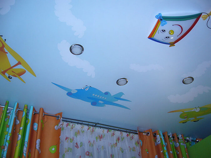 Натяжные потолки с рисунком в детской
