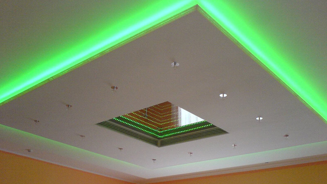 Парящий натяжной потолок с зелёной подствекой