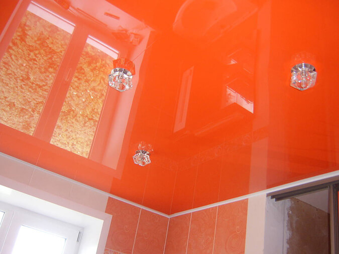 Оранжевый натяжной потолок в ванной
