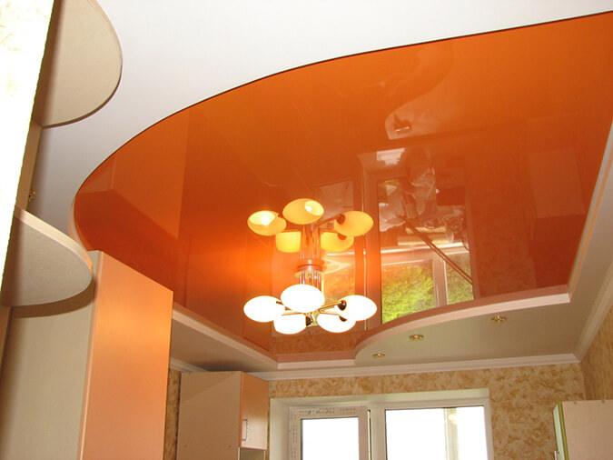 Оранжевый натяжной потолок в зале