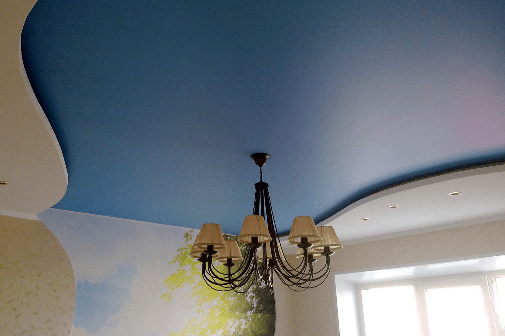 Синий сатиновый натяжной потолок в комнате