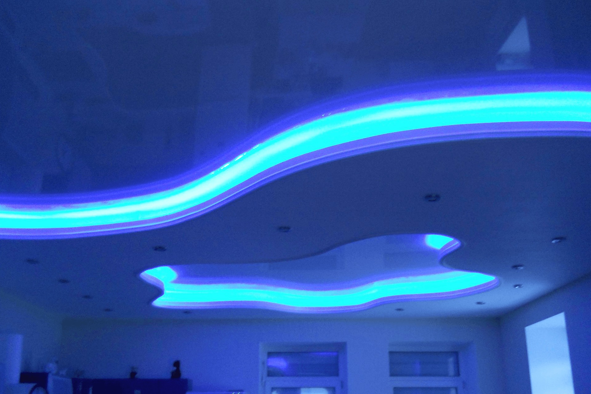 Светодиодная голубая подсветка с натяжными конструкциями