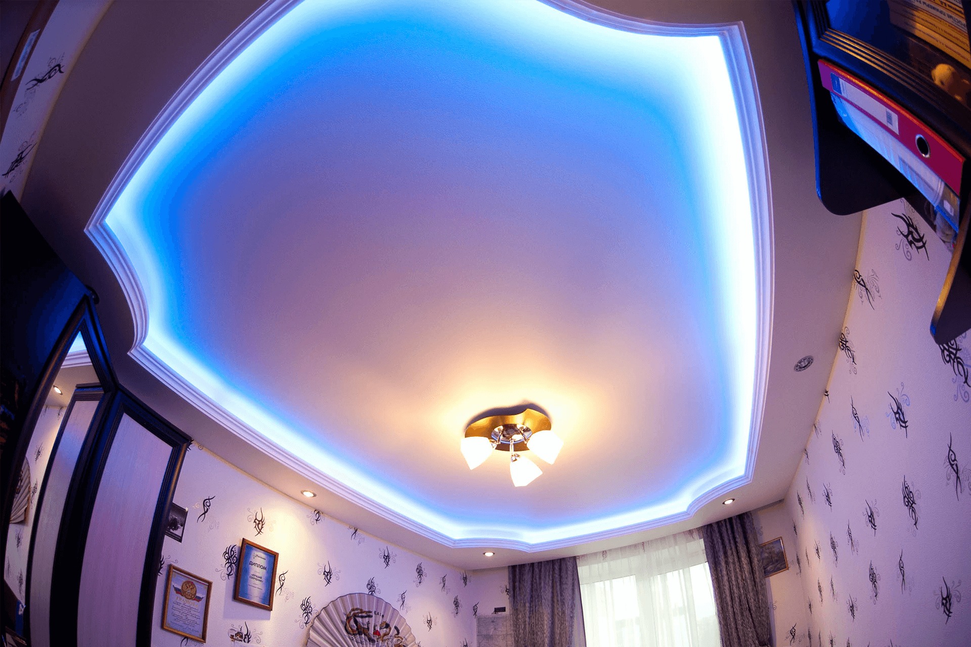 Светодиодная подсветка на потолке в комнате