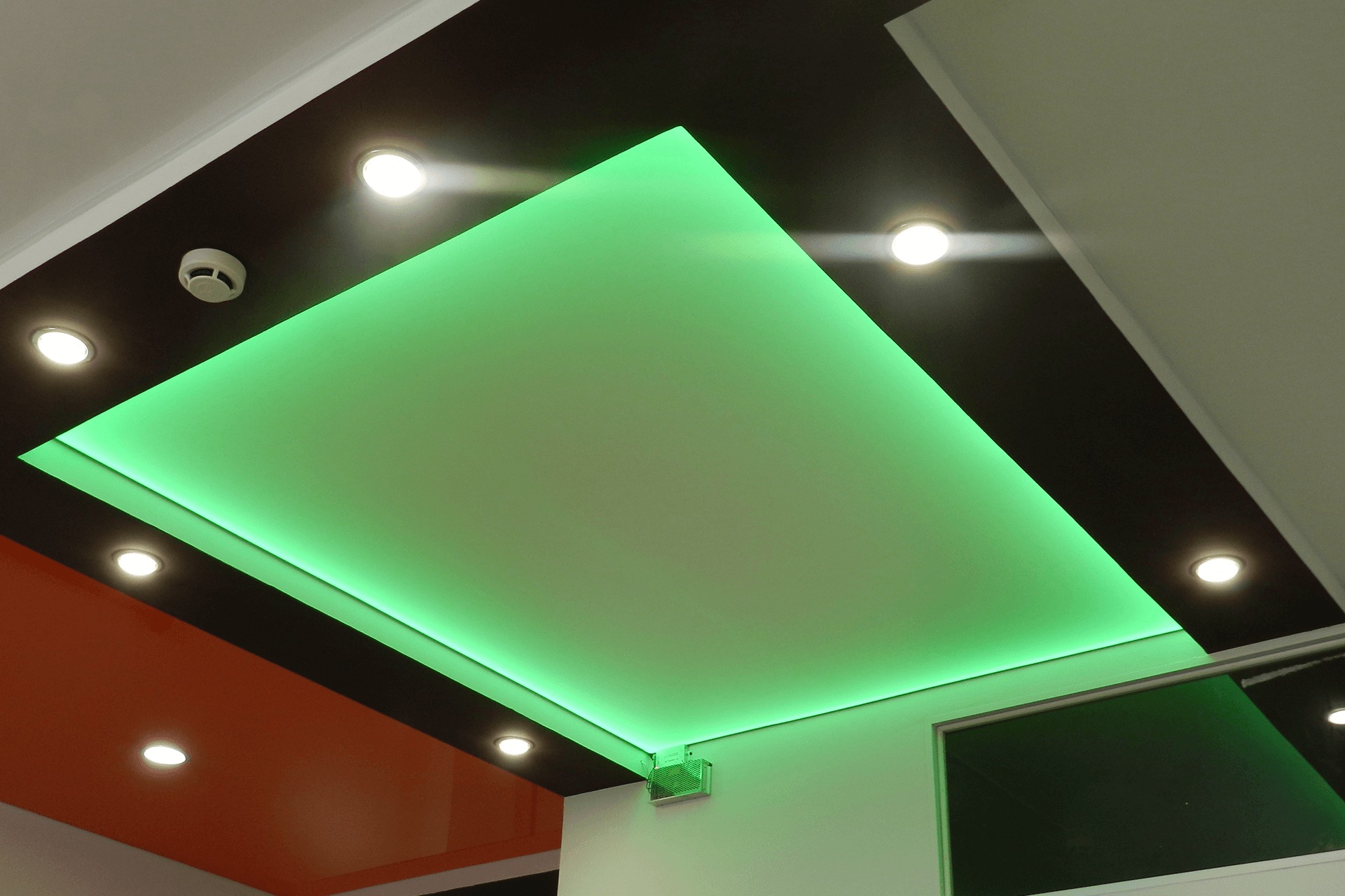 Зелёная подсветка на потолке
