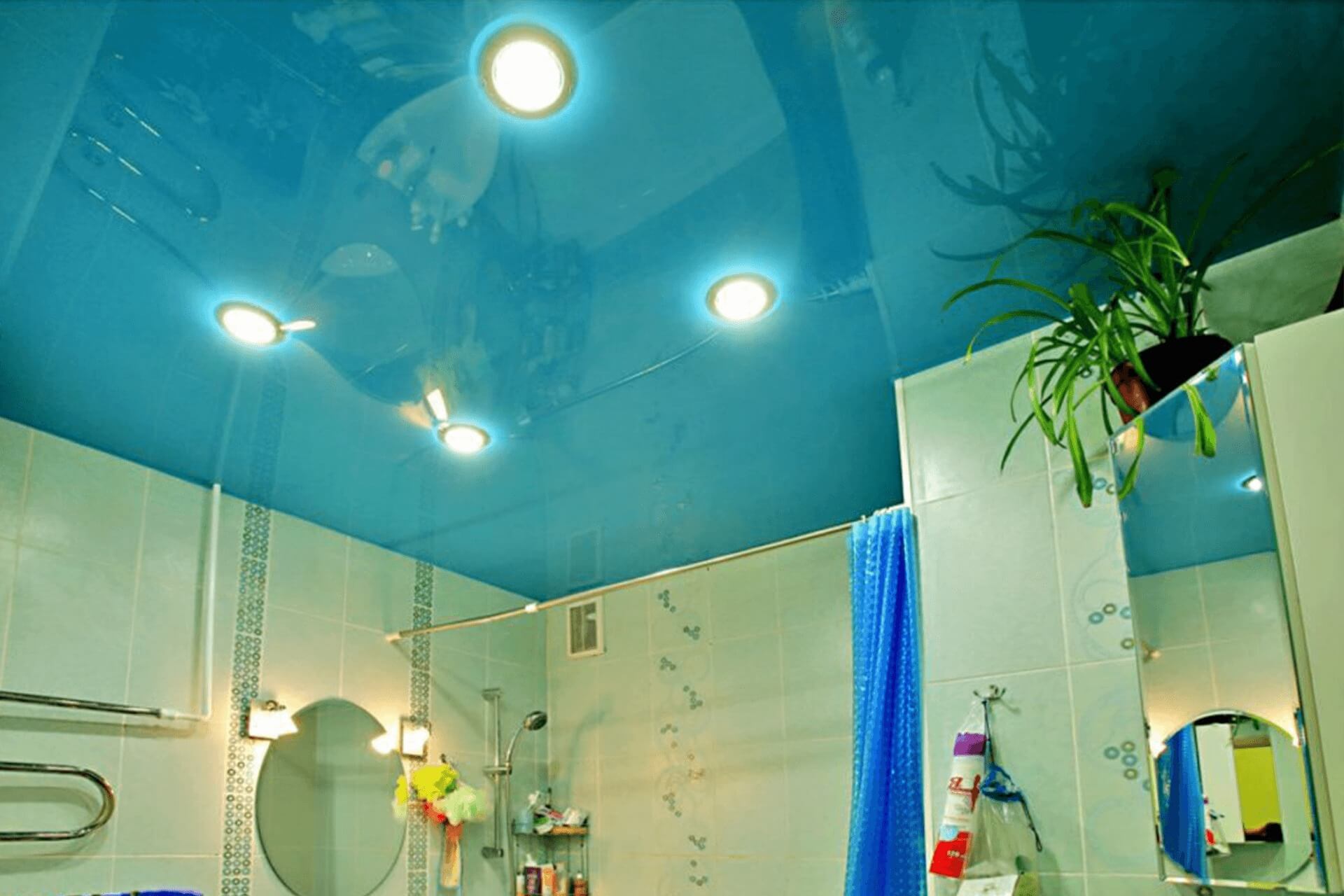 Голубой натяжной потолок в ванной