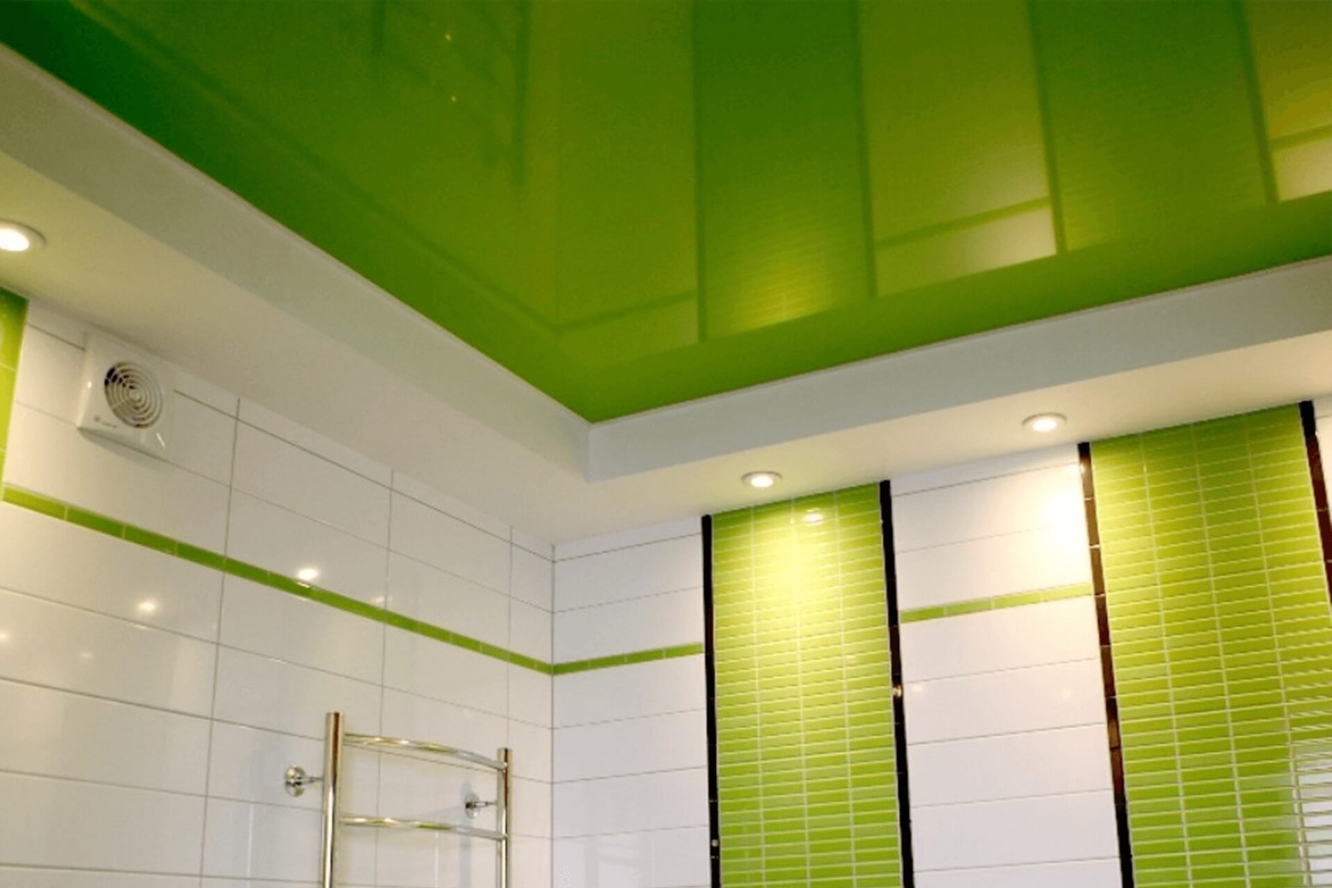 Зелёный натяжной потолок в ванной