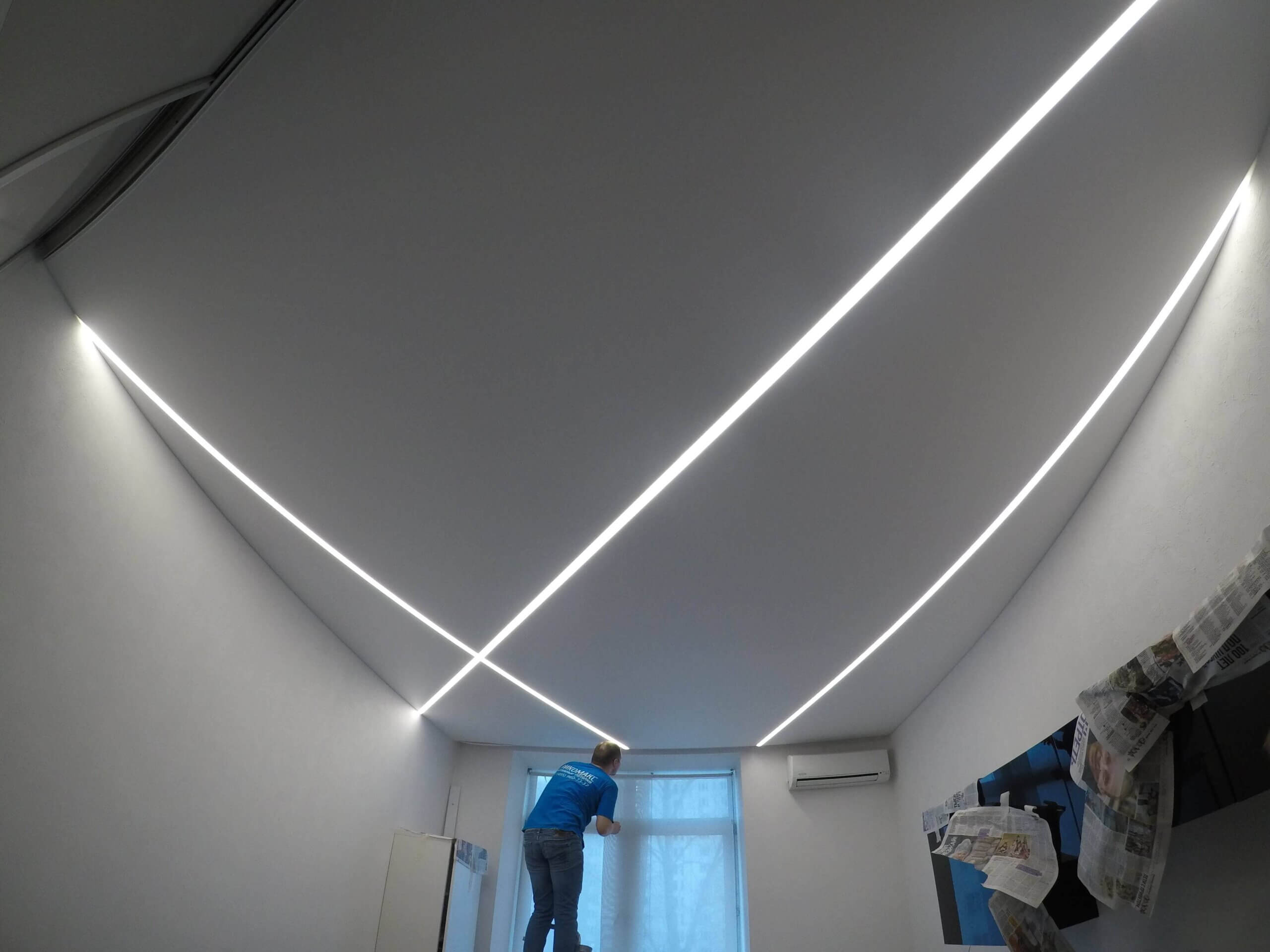 Матовый натяжной потолок с световыми линиями в комнату