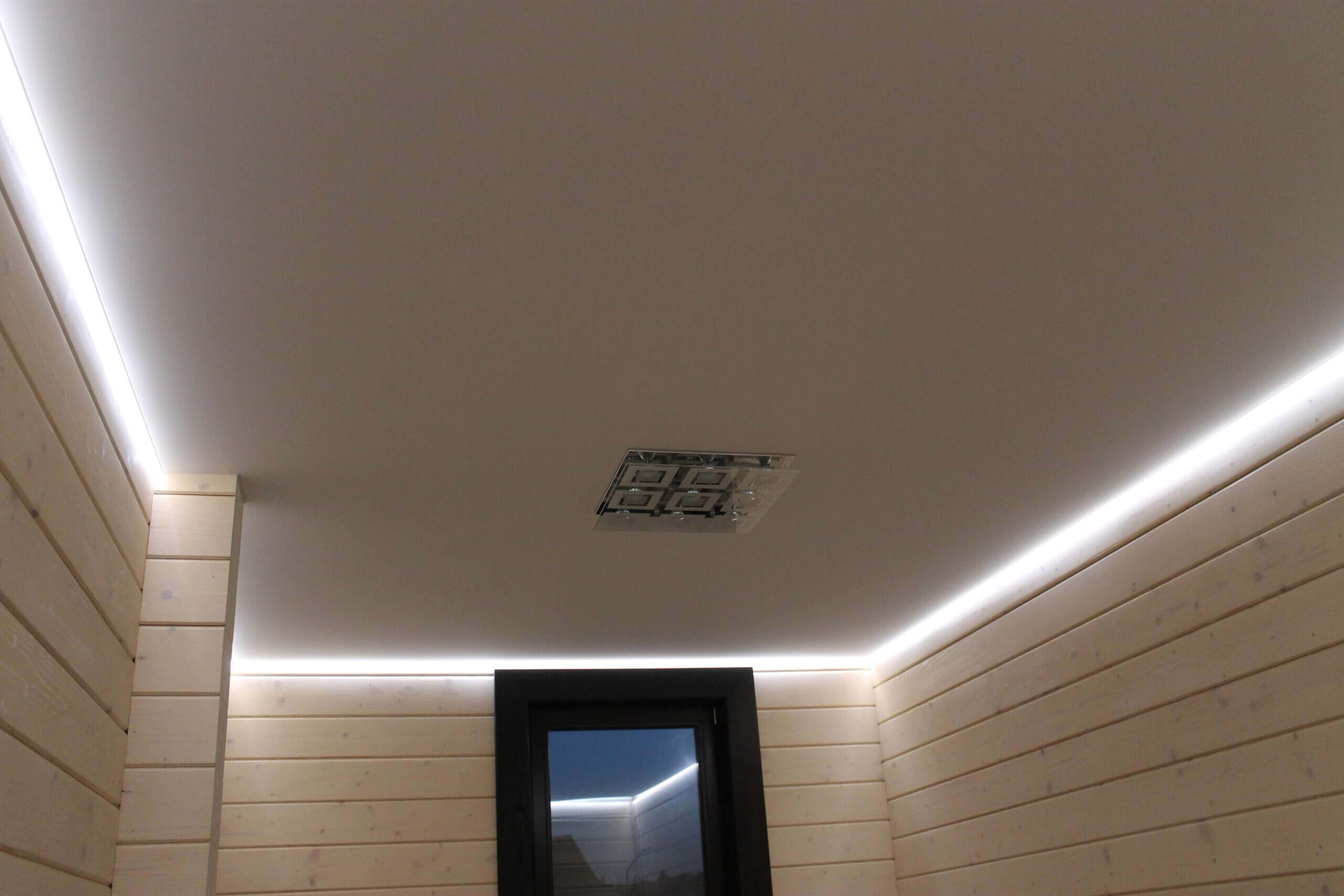 Парящий натяжной потолок в комнату