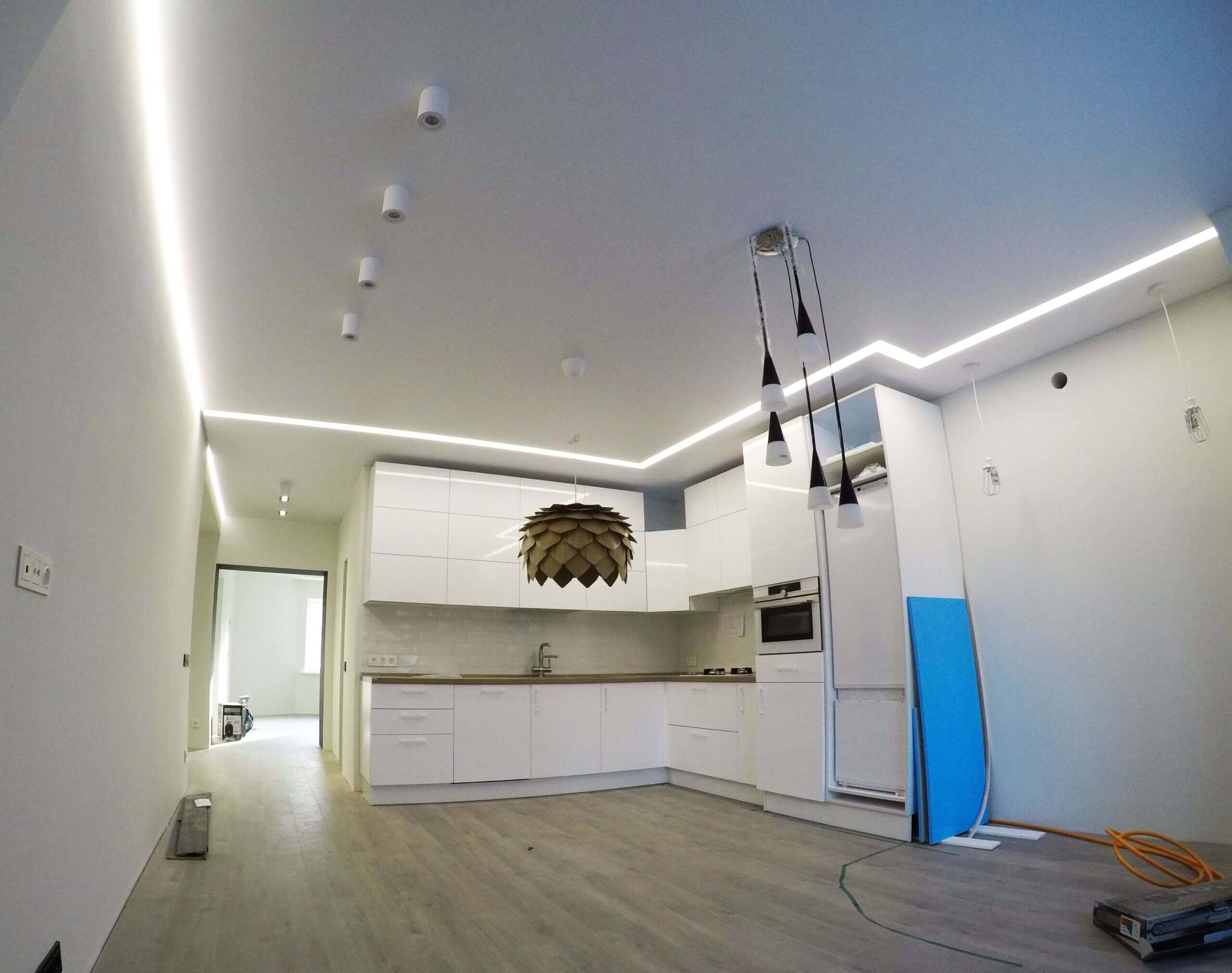 Парящий потолок с встроенными световыми линиями на кухне