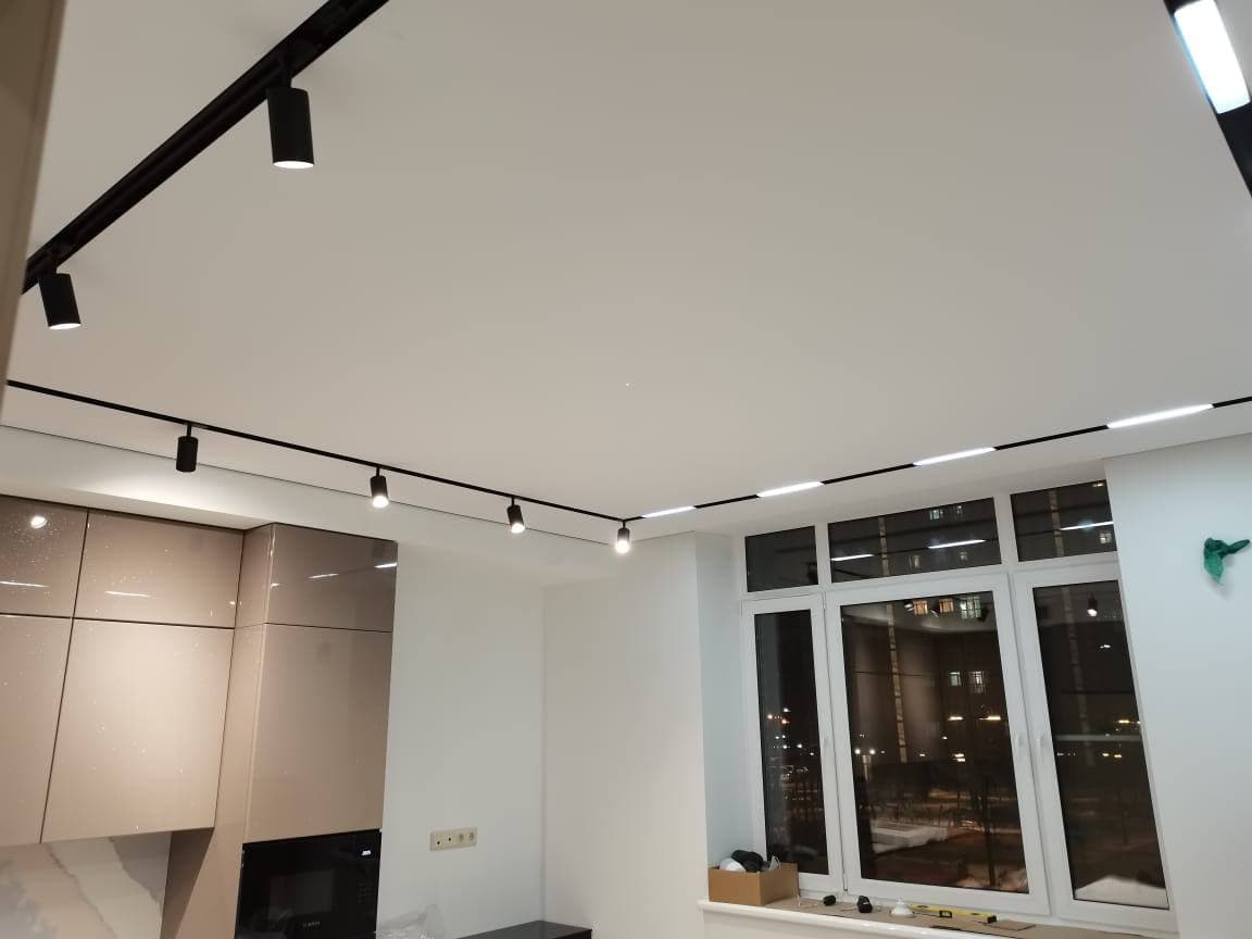 Потолок с системой SLOTT на кухне