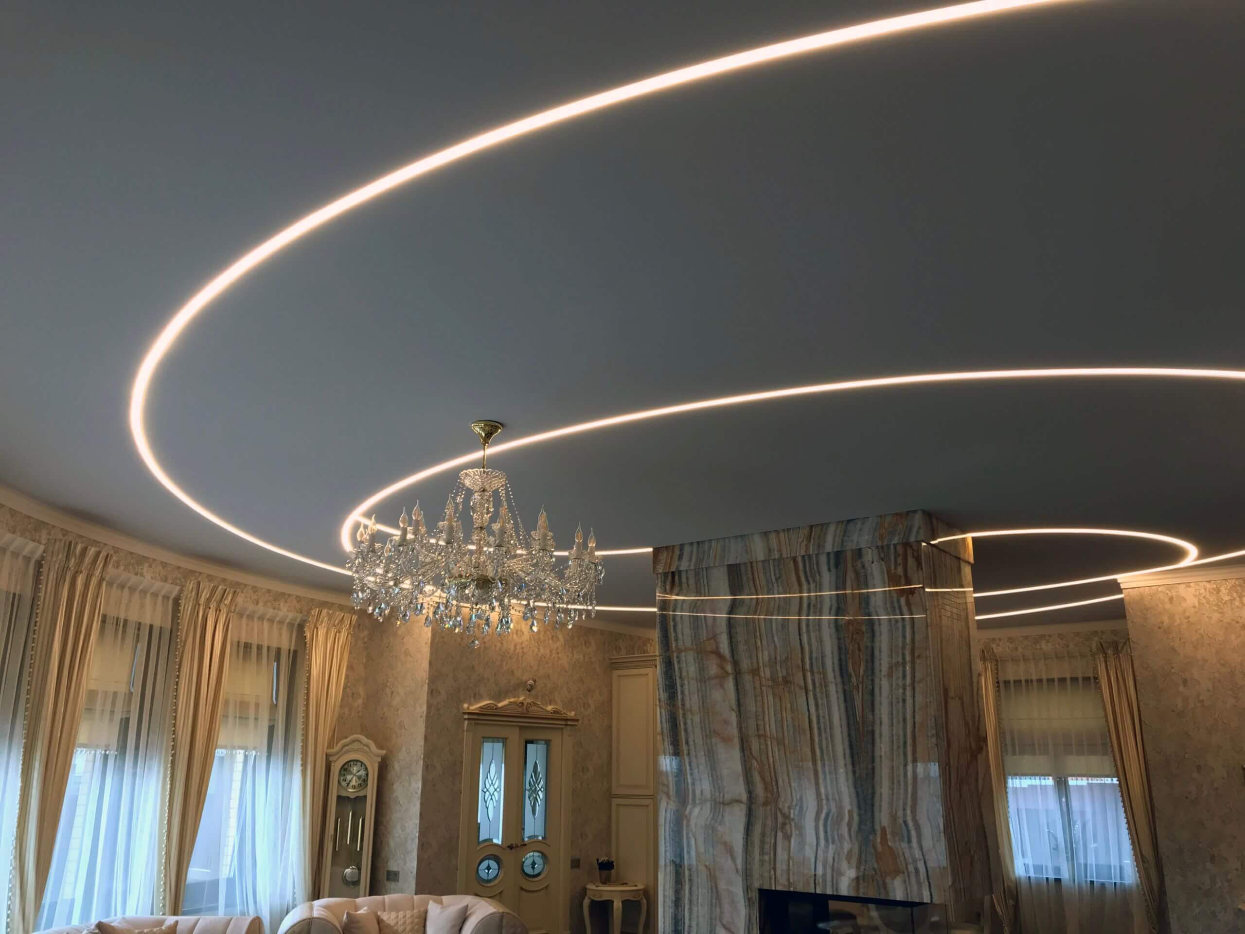 Натяжной потолок со световыми линиями в гостиной