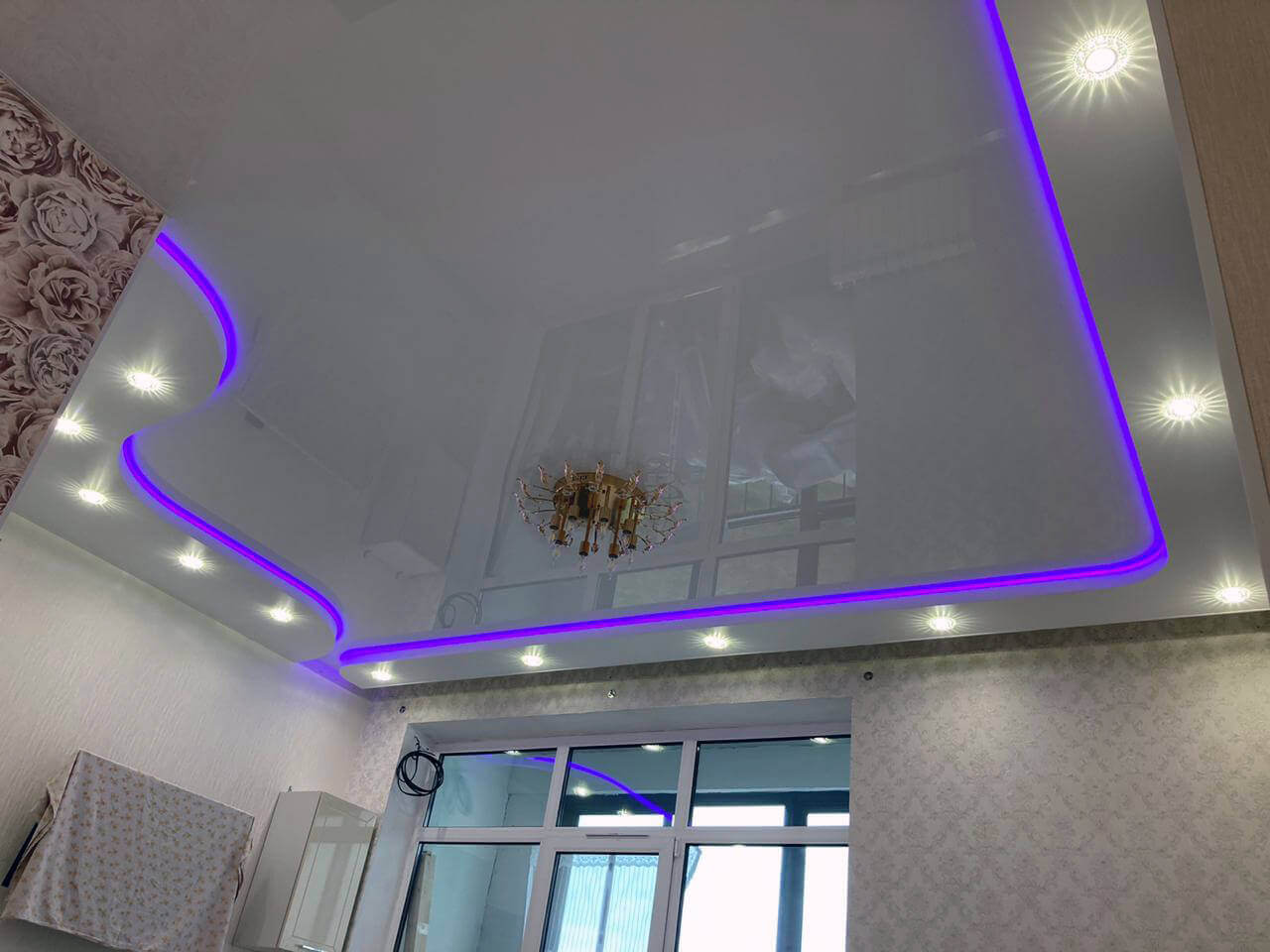 Двухуровневый натяжной потолок с подсветкой на кухне