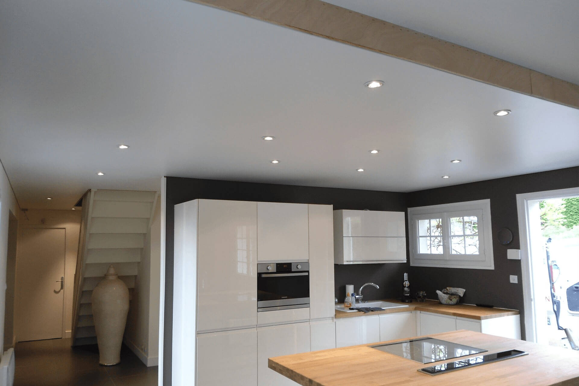 Сатиновый натяжной потолок на кухне