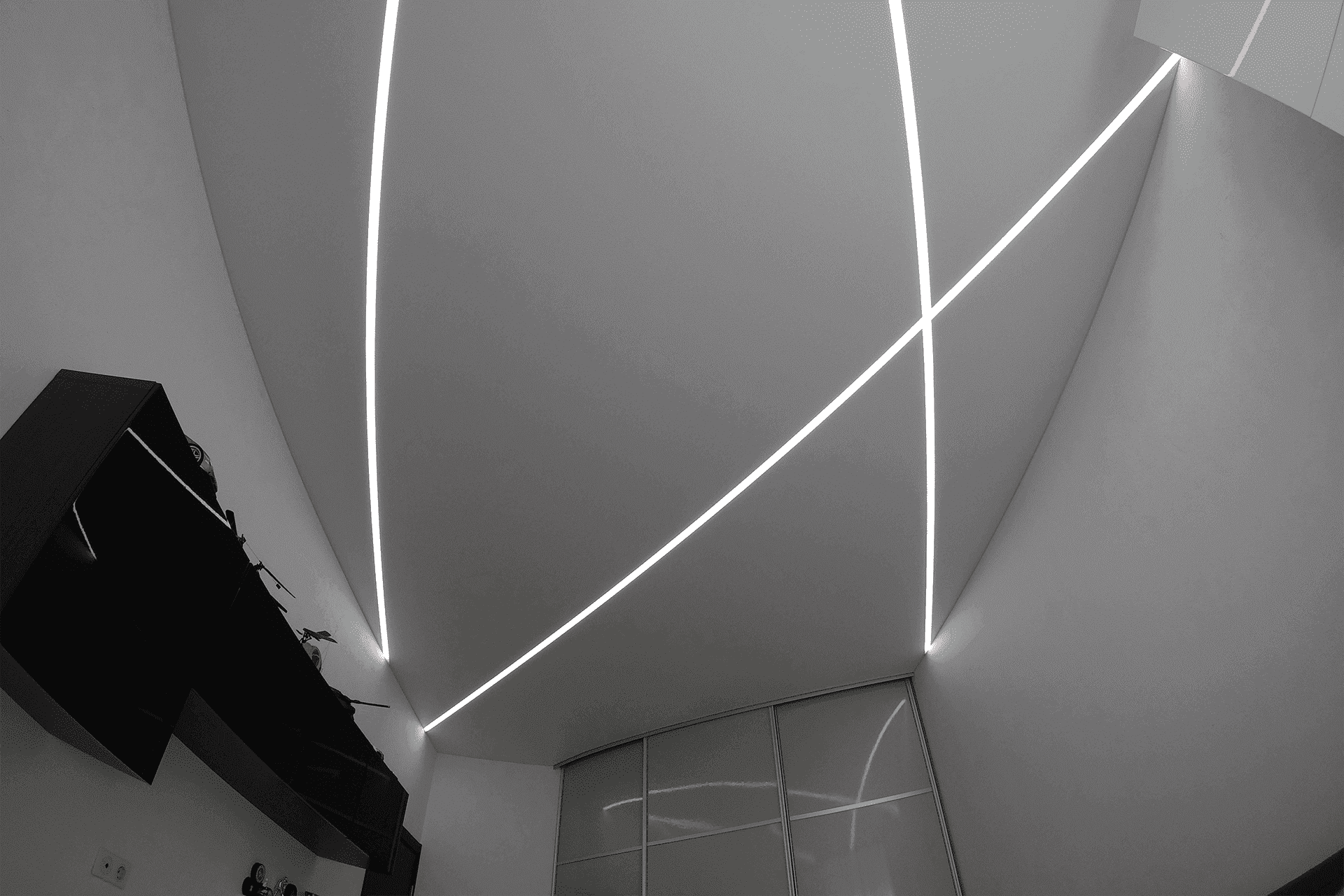 Натяжной потолок с световыми линиями в спальню
